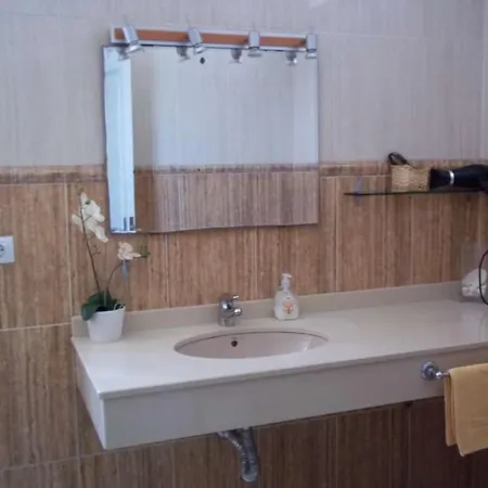 Sleeps 8 Pool Wifi Nazaret